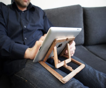 Originele Dutch Design relatiegeschenken bij Holland Design & Gifts. Zoals deze Oooms iPad standaard. Met deze iPad stand verandert je iPad in een handig hulpje voor in de keuken. Of voor op je bureau. Of voor op schoot. De mogelijkheden zijn eindeloos.