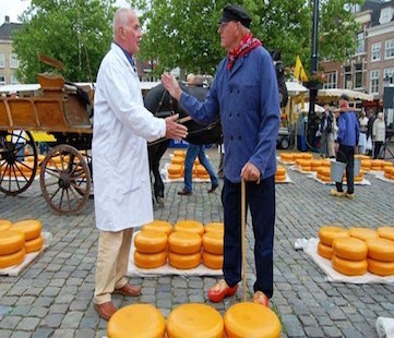 De kaasmarkt in Alkmaar, citytrip tips van Holland Design & Gifts. Fotografie: Holland.com ©