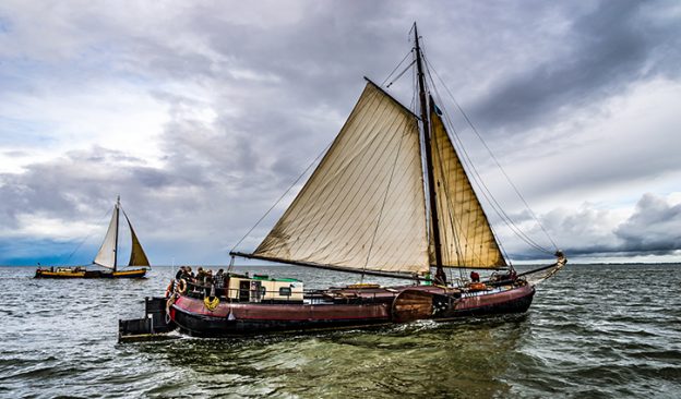 Friesland met platbodems op de Waddenzee tussen Harlingen en Ameland_Johan Wieland