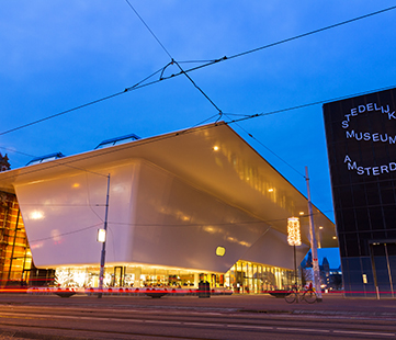 Holland Design & Gifts wenst jou een fijn bezoek aan het Stedelijk Museum!